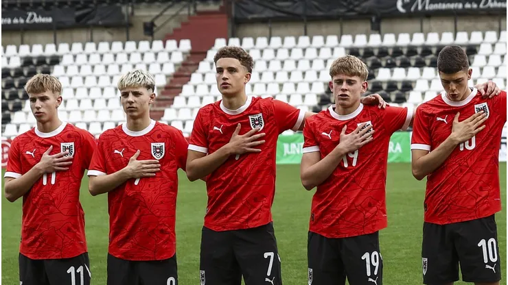 Jogadores do sub-17 da Áustria, onde Johannes Moser atua. Ele é o camisa 19 e alvo do Chelsea e Manchester City (Foto: Carlos Rodrigues/Getty Images for DFB)