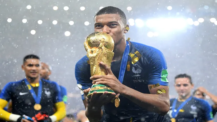 Mbappé com a taça da Copa do Mundo de 2018 - Matthias Hangst/Getty Images