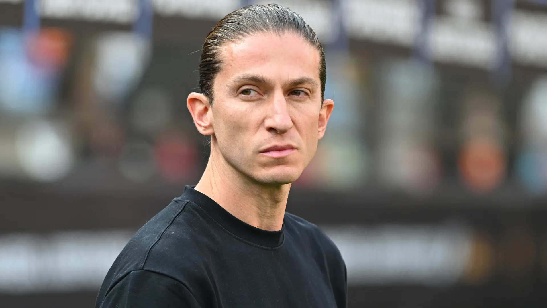 Filipe Luís aparece com o rosto sério durante um jogo do Flamengo