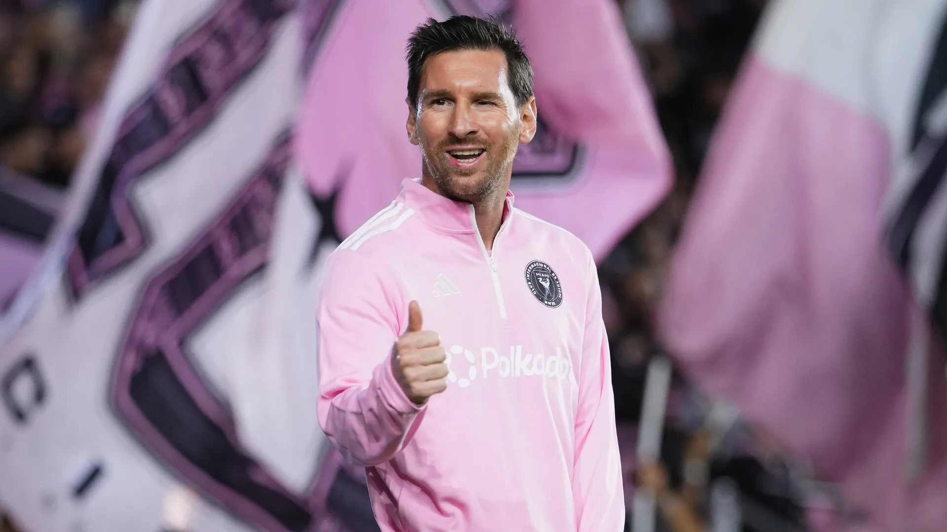 Lionel Messi faz sinal de 