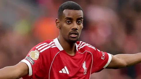 Isak em campo com o Liverpool (Foto: Carl Recine/Getty Images)