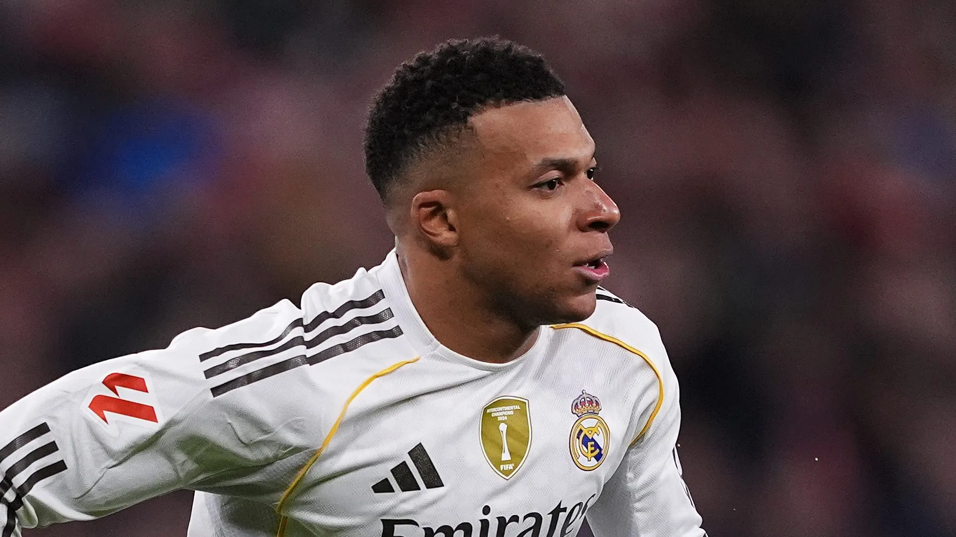 Kylian Mbappé, do Real Madrid, comemora ao marcar o primeiro gol de sua equipe durante a partida da LaLiga EA Sports entre Athletic Club e Real Madrid CF no Estádio de San Mamés, em 3 de dezembro de 2025, em Bilbao, Espanha. (Foto de Juan Manuel Serrano Arce/Getty Images)