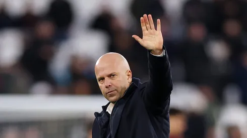 Arne Slot, treinador do Liverpool, está cada vez mais pressionado no cargo. Foto: Alex Pantling/Getty Images