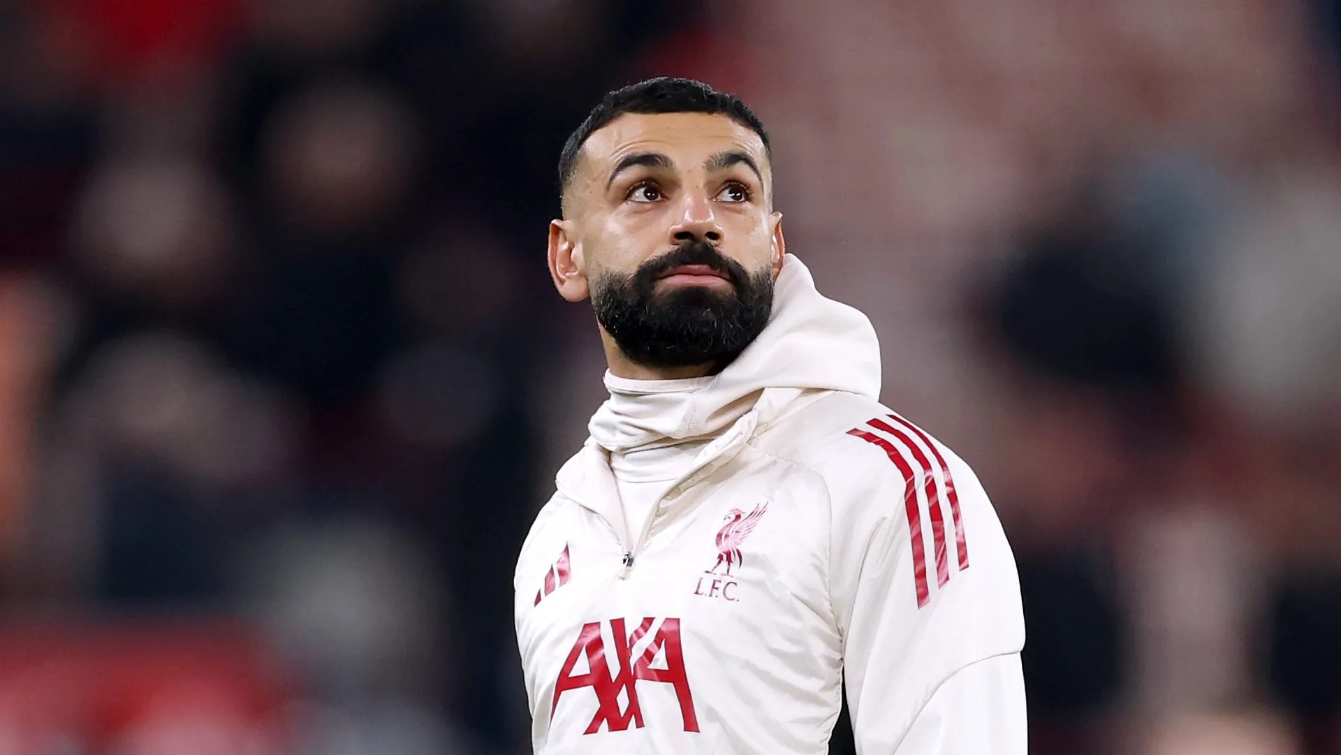 Mohamed Salah, do Liverpool, observa durante o aquecimento antes da partida da Premier League entre Liverpool e Sunderland, em Anfield, em 3 de dezembro de 2025, em Liverpool, Inglaterra. (Foto: Justin Setterfield/Getty Images)