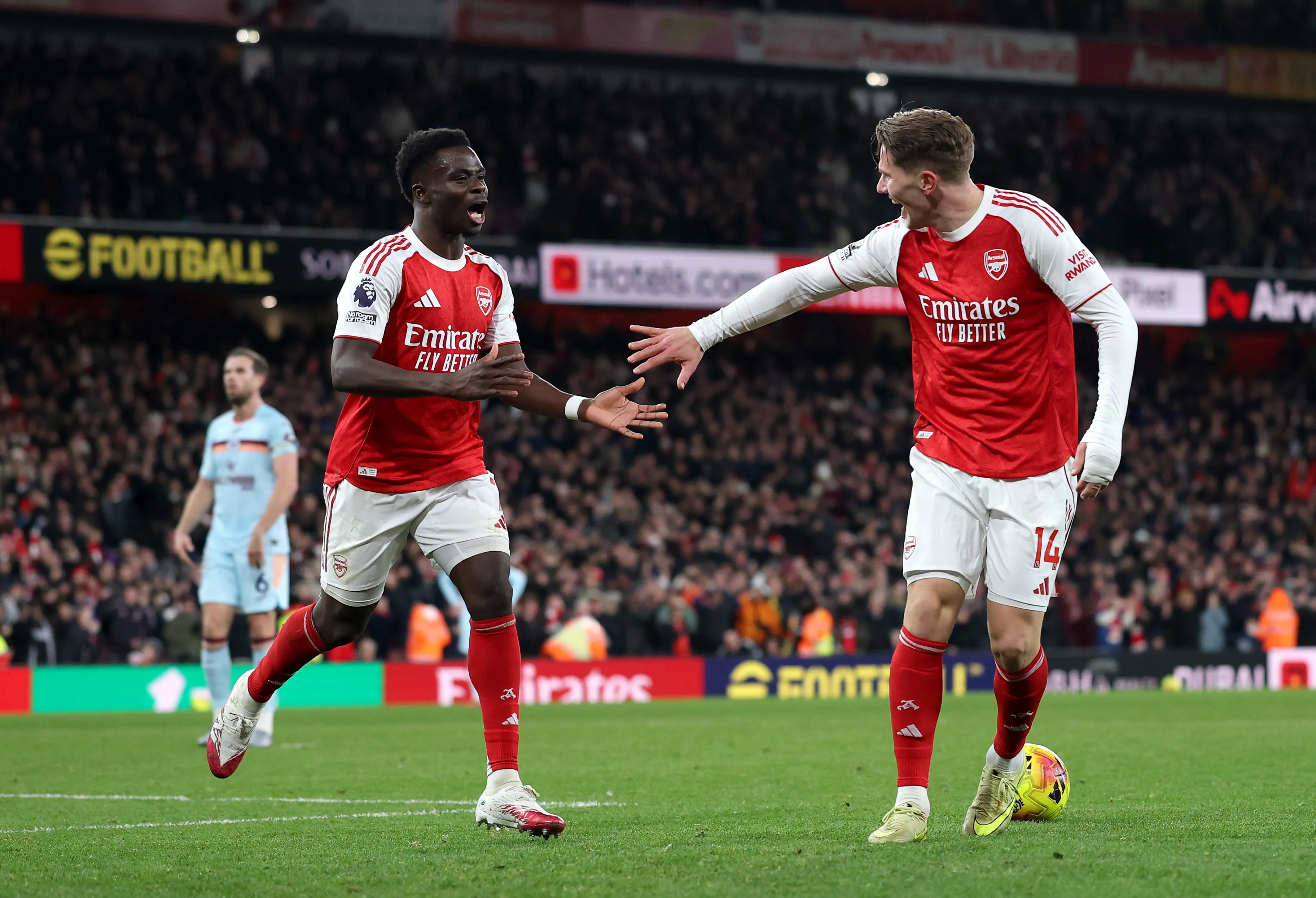 Bukayo Saka comemora gol com Viktor Gyokeres. (Photo by Richard Heathcote/Getty Images)