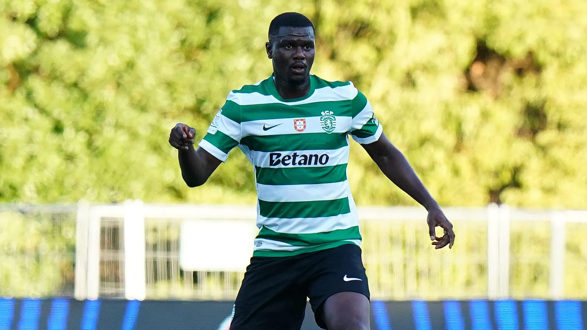 Ousmane Diomande, do Sporting CP, em ação durante o amistoso de pré-temporada entre Sporting CP e Villarreal, no Estádio Nacional do Jamor, em 25 de julho de 2025, em Oeiras, Portugal. (Foto: Gualter Fatia/Getty Images)