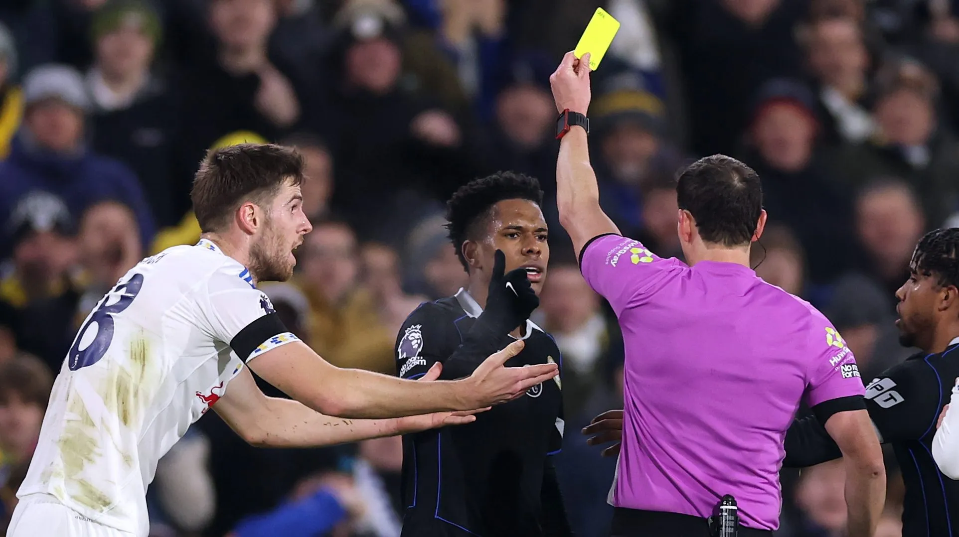 O árbitro Darren England exibe cartão amarelo a Estevão, do Chelsea, durante a partida da Premier League entre Leeds United e Chelsea, em Elland Road, no dia 3 de dezembro de 2025, em Leeds, Inglaterra. (Foto: Stu Forster/Getty Images)