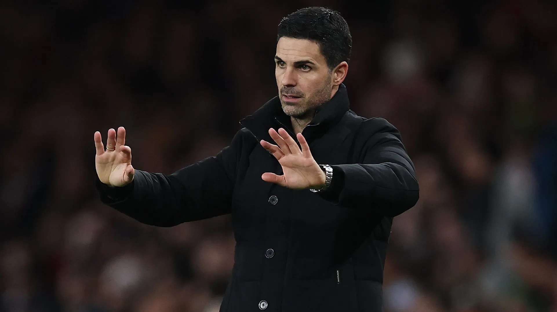 Mikel Arteta, técnico do Arsenal, gesticula para seus jogadores durante a partida da Premier League entre Arsenal e Brentford, no Emirates Stadium, em 3 de dezembro de 2025, em Londres, Inglaterra. (Foto: Richard Heathcote/Getty Images)