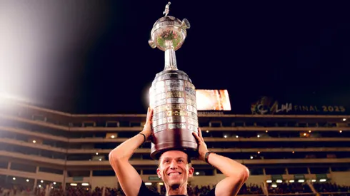 O técnico Filipe Luís levanta taça da Libertadores (Adriano Fontes/Flamengo)