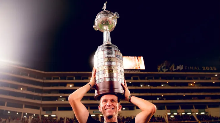 O técnico Filipe Luís levanta taça da Libertadores (Adriano Fontes/Flamengo)