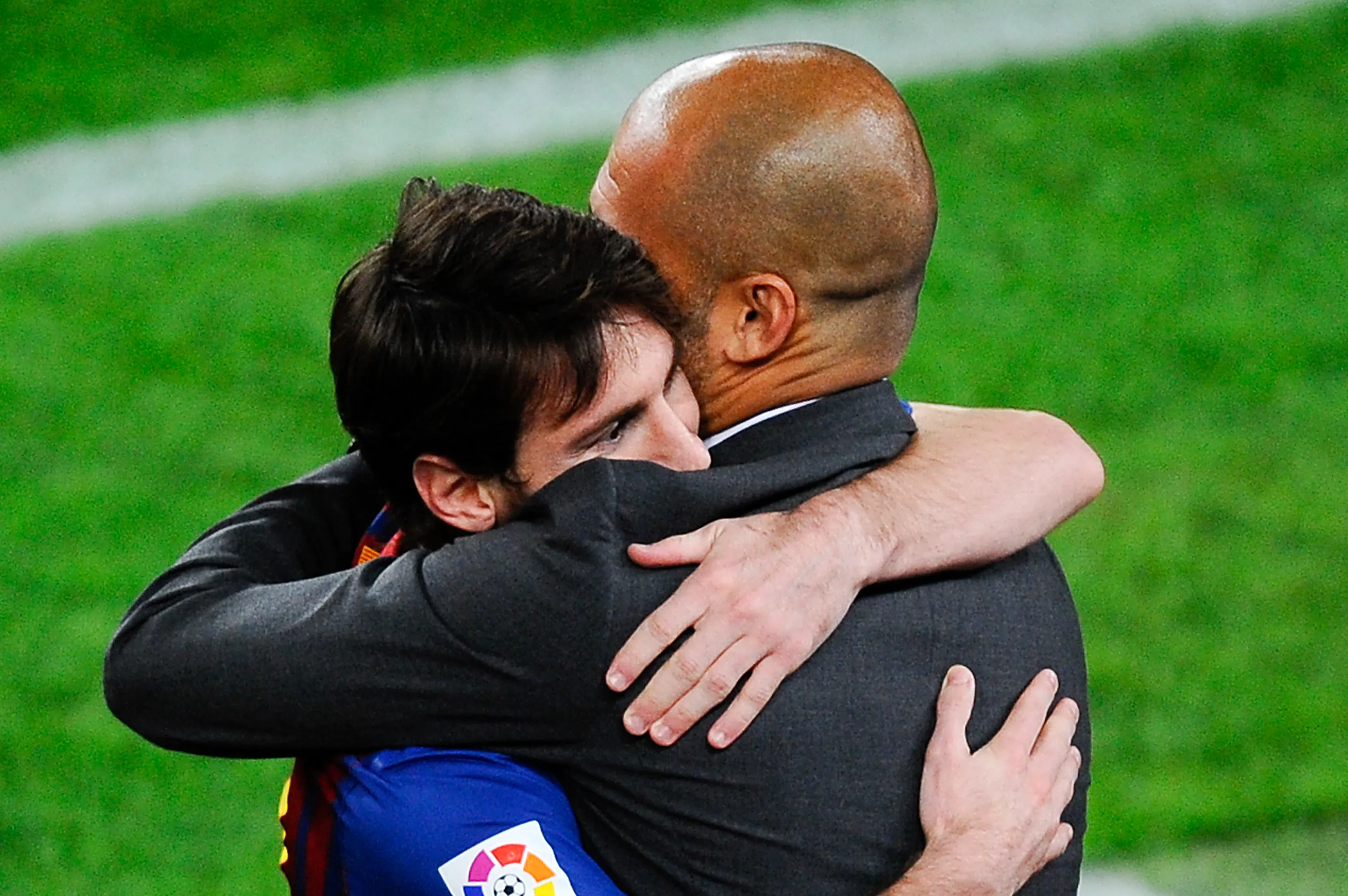 Lionel Messi, do FC Barcelona (E), abraça seu treinador, Pep Guardiola, do FC Barcelona, ​​após marcar o terceiro gol de sua equipe durante a partida do Campeonato Espanhol entre FC Barcelona e RCD Espanyol, no Camp Nou, em 5 de maio de 2012, em Barcelona, ​​Espanha. Esta foi a última partida de Guardiola no comando da equipe. (Foto de David Ramos/Getty Images)