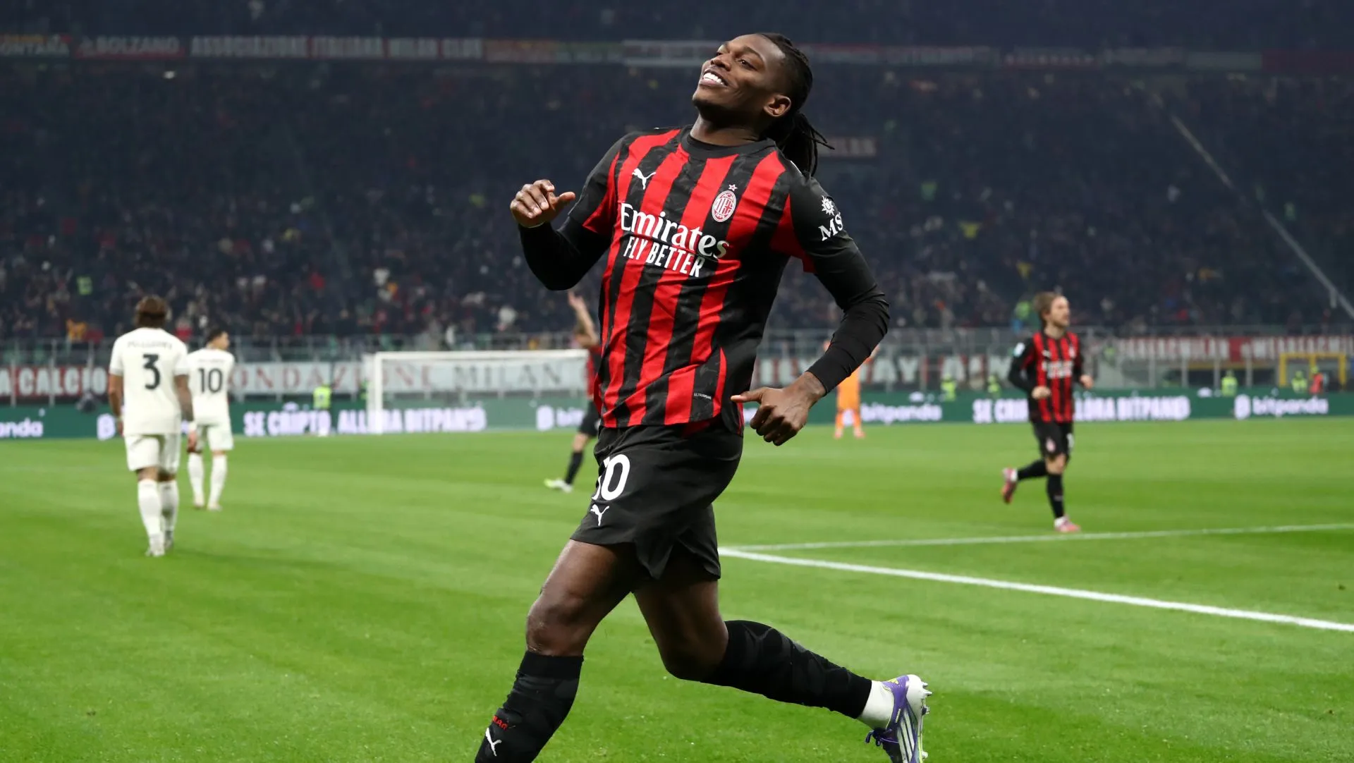 Rafael Leao comemora  gol durante partida da Série A entre  Milan e Lazio. Foto: Marco Luzzani/Getty Images