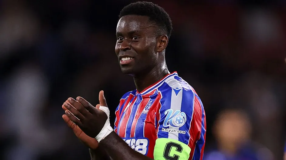 Marc Guehi, zagueiro craque e capitão do Crystal Palace , em campo, aplaudindo após o jogo