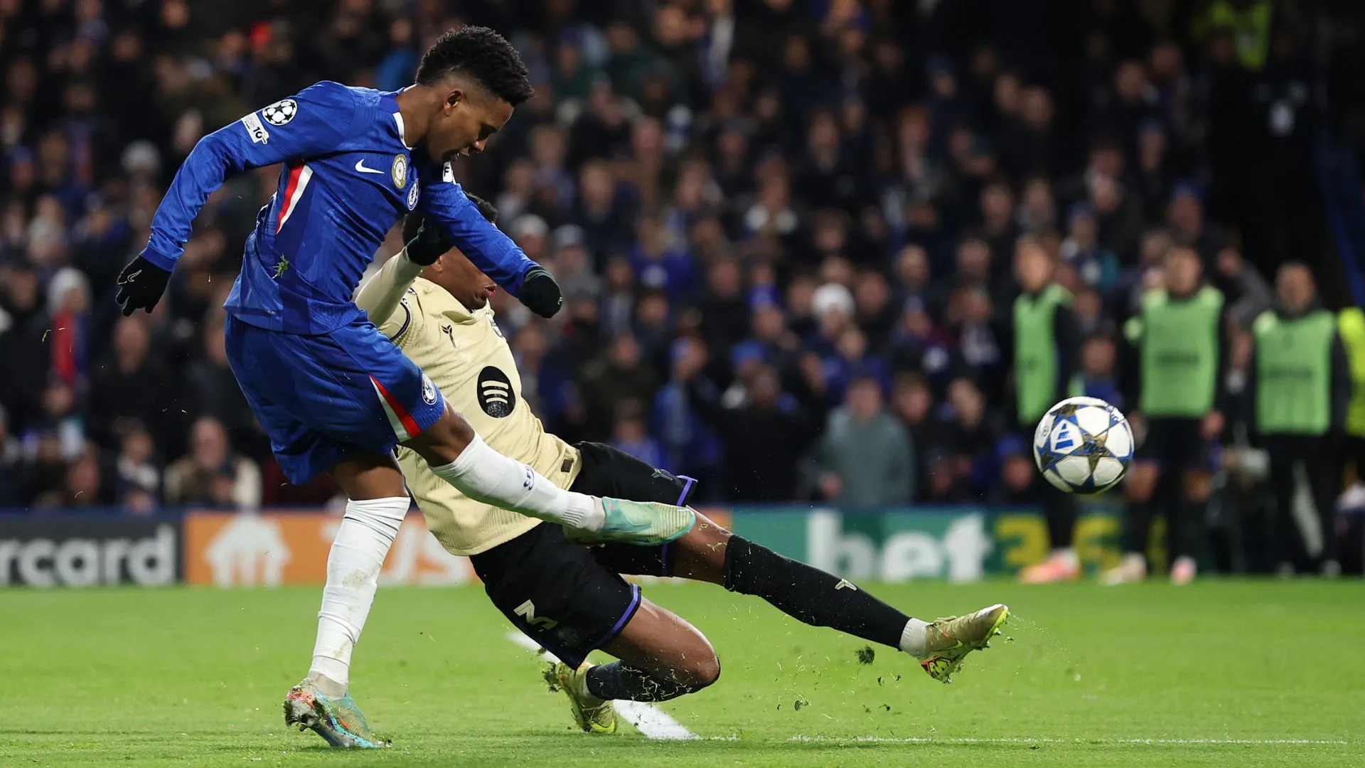 Estêvão balançou as redes no duelo entre Chelsea e Barcelona (foto: Justin Setterfield/Getty Images)