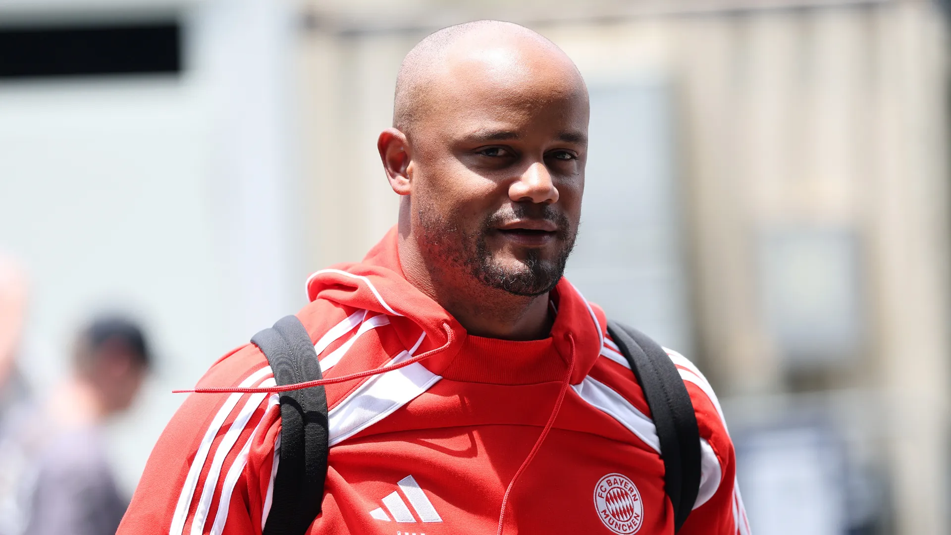 Vincent Kompany chegando ao estádio para partida do Bayern de Munique