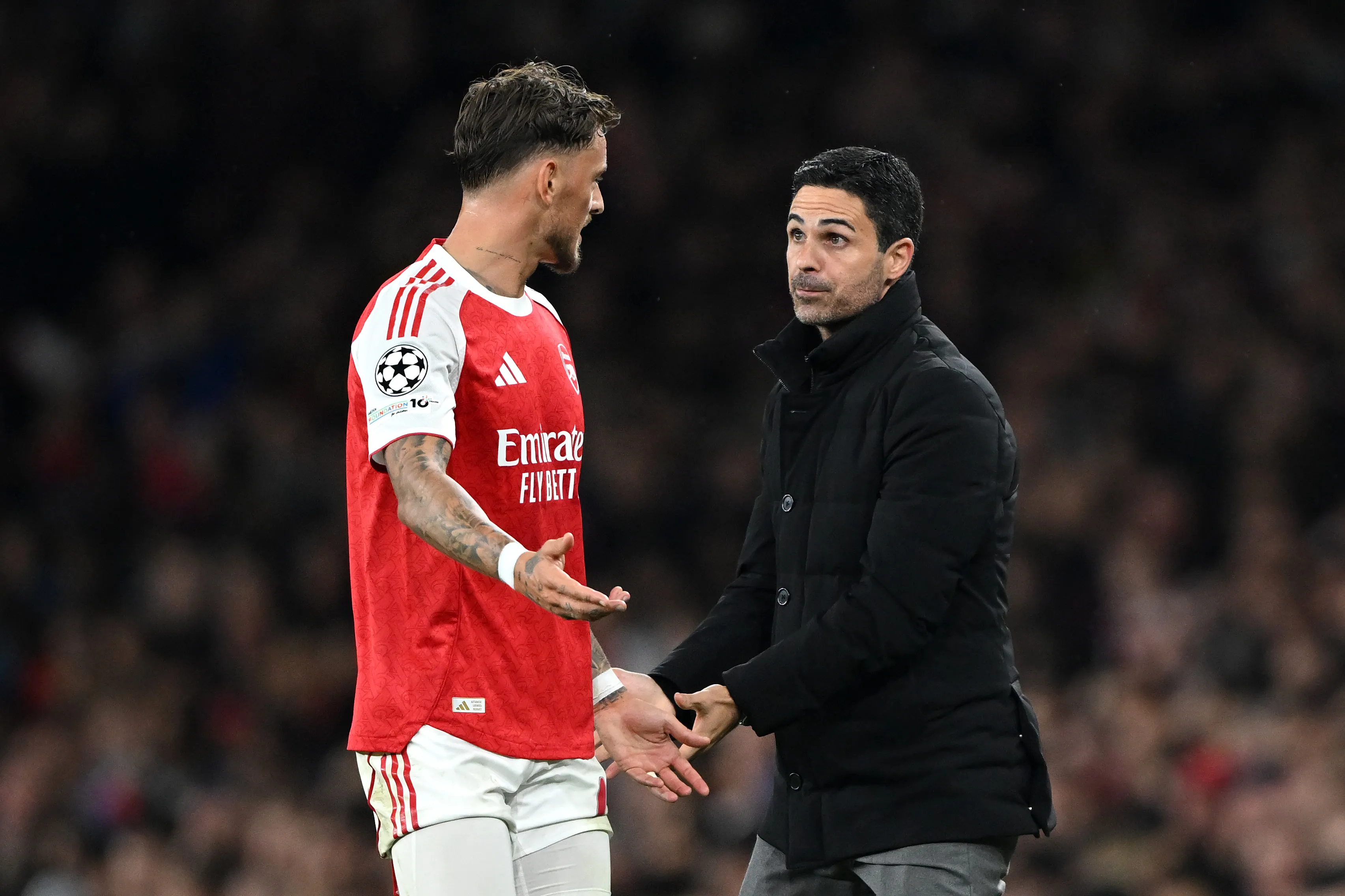 Mikel Arteta, treinador do Arsenal, conversa com Ben White, do Arsenal, durante a partida da 2ª rodada da fase de grupos da Liga dos Campeões da UEFA 2025/26 entre Arsenal FC e Olympiacos FC, no Estádio do Arsenal, em 1 de outubro de 2025, em Londres, Inglaterra. (Foto de Mike Hewitt/Getty Images)