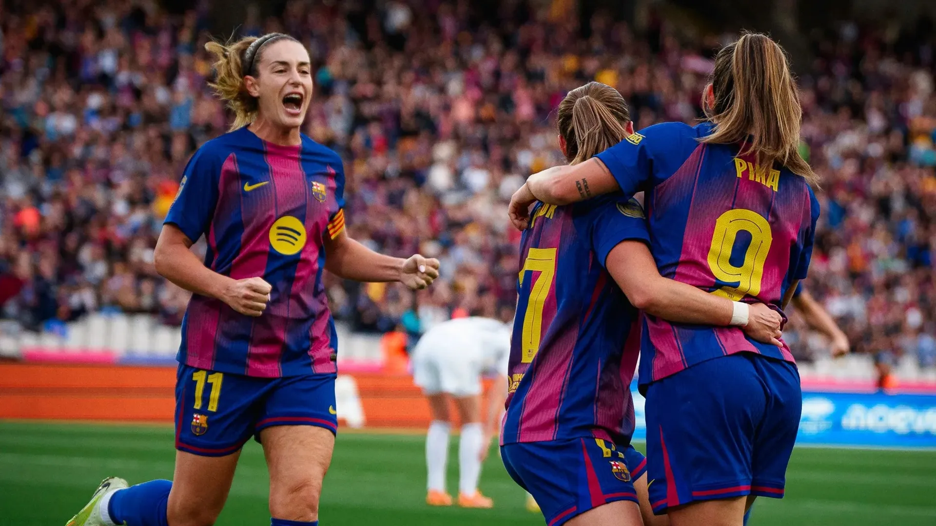 Jogadoras do Barcelona comemoram um dos gols contra o Real Madrid