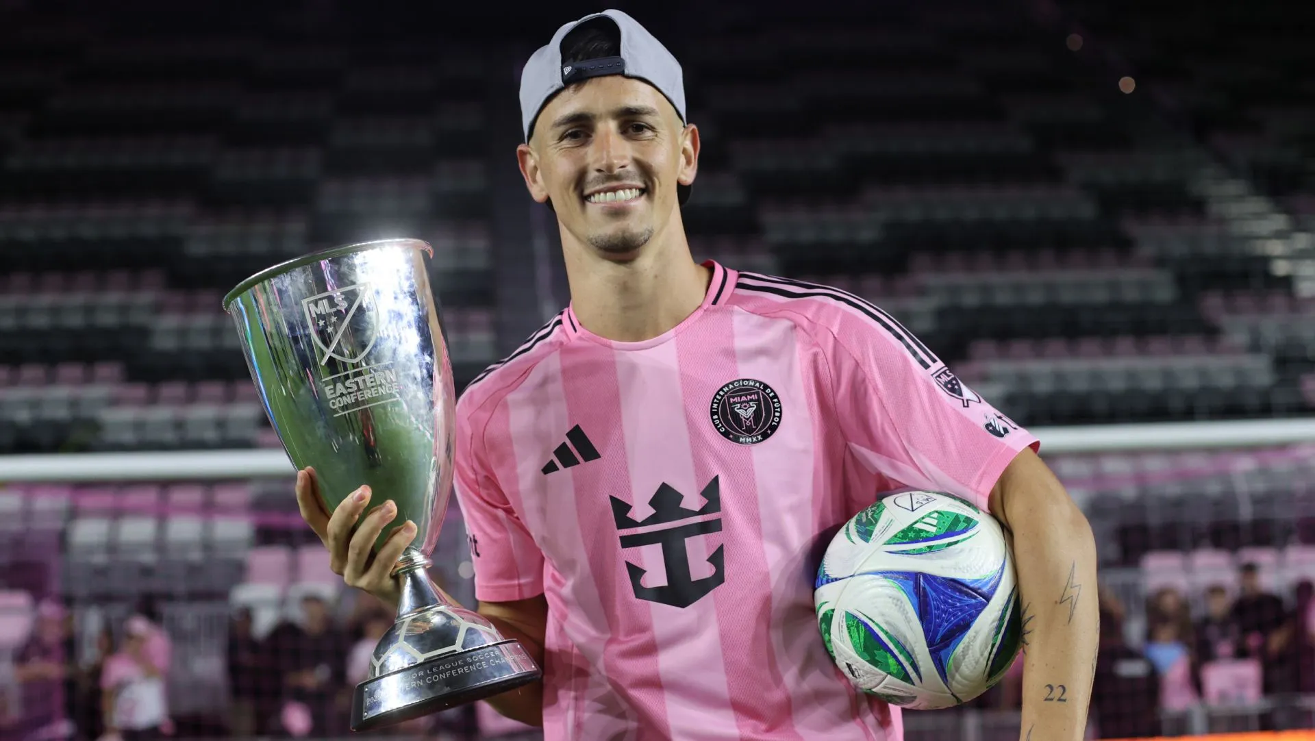 Tadeo Allende comemora com o troféu após vencer a MLS Cup. Foto: Leonardo Fernandez/Getty Images