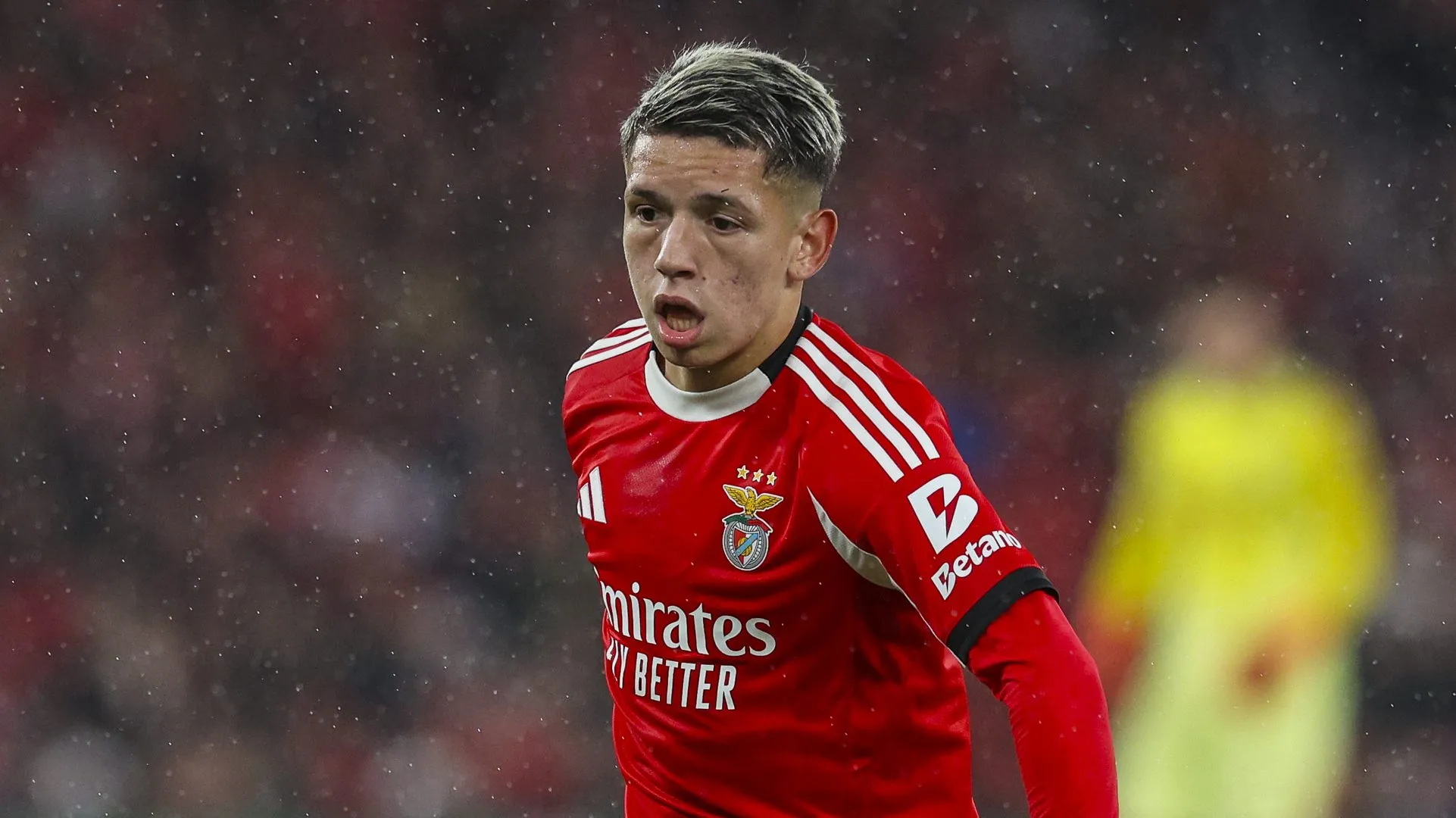 LISBOA, PORTUGAL – 5 DE NOVEMBRO: Gianluca Prestianni, do SL Benfica, conduz a bola durante a partida da Fase de Liga da UEFA Champions League 2025/26 (MD4) entre SL Benfica e Bayer 04 Leverkusen, realizada no Estádio da Luz em 5 de novembro de 2025, em Lisboa, Portugal. (Foto: Carlos Rodrigues/Getty Images)
