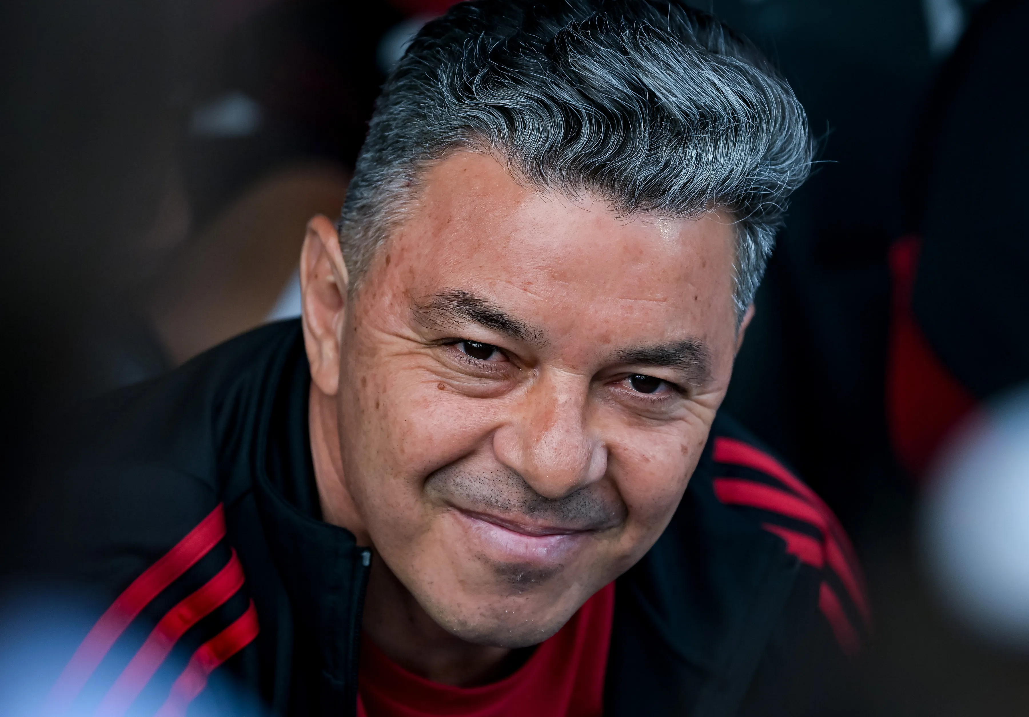 BUENOS AIRES, ARGENTINA – 16 DE NOVEMBRO: Marcelo Gallardo, técnico do River Plate, observa o campo antes da partida do Torneio Clausura Betano 2025 entre Vélez Sarsfield e River Plate, no Estádio José Amalfitani, em 16 de novembro de 2025, em Buenos Aires, Argentina. (Foto: Marcelo Endelli/Getty Images)