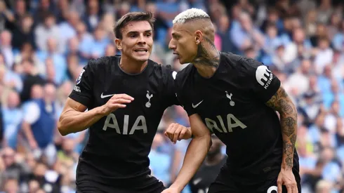 Richarlison e Palhinha comemoram gol do Manchester United. (Photo by Clive Mason/Getty Images)