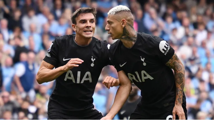 Richarlison e Palhinha comemoram gol do Manchester United. (Photo by Clive Mason/Getty Images)