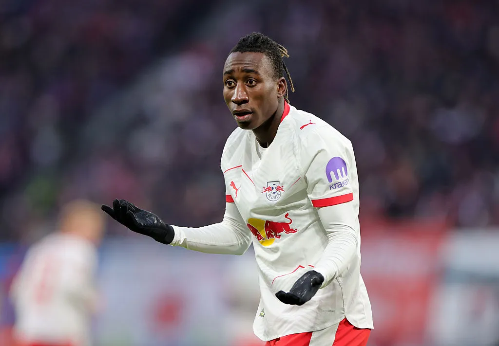 Yan Diomande, do RB Leipzig , é alvo dos grandes clubes da Europa, incluindo o Manchester City, que enviou representantes para acompanhar o jogador. Porém, o Manchester United quer passar à frente dos rivais (Foto: Boris Streubel/Getty Images)