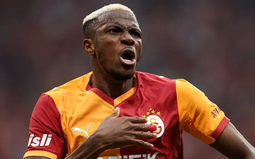 Victor Osimhen, em campo,comemorando gol