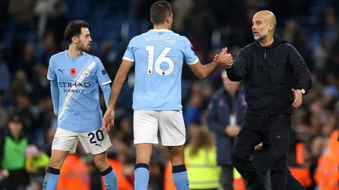 Guardiola e Rodri se cumprimentando durante jogo do Manchester City