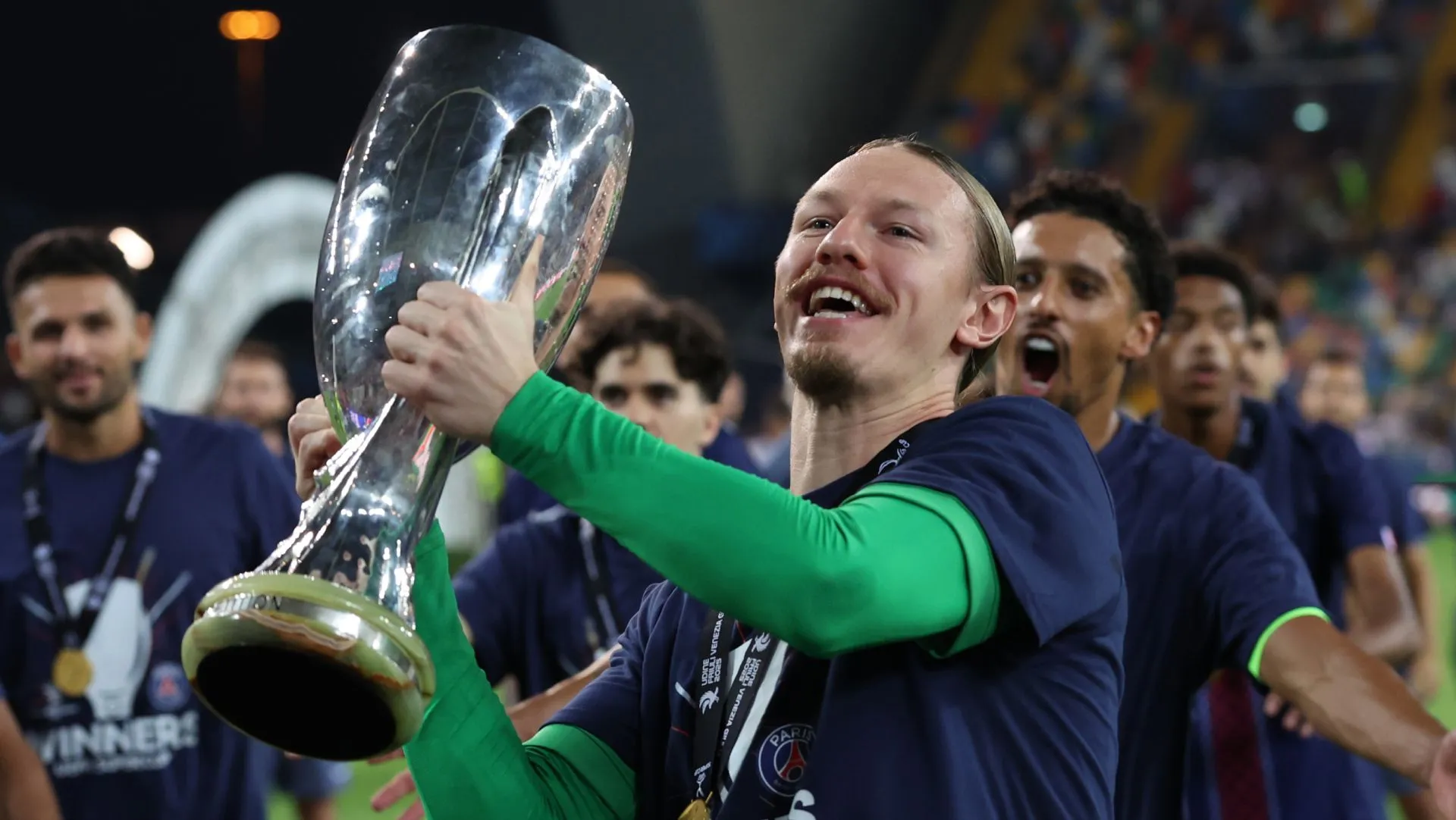 Matvey Safonov com o troféu após a partida da Supercopa. Foto: Claudio Villa/Getty Images