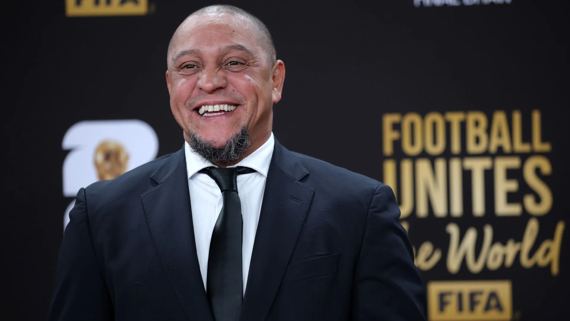 Roberto Carlos posa no tapete vermelho antes do sorteio oficial da Copa do Mundo FIFA 2026.