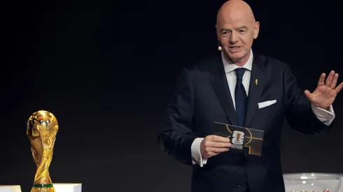 Gianni Infantino ao lado da taça. Regra do Equilíbrio foi implementada e impede que Espanha e Argentina se enfrentem antes de uma possível final na Copa do Mundo (FOto: Kevin Dietsch/Getty Images)