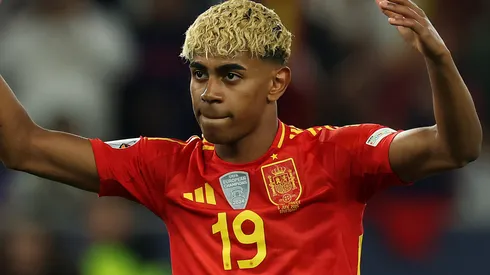 Lamine Yamal em campo com a Espanha. Foto: Alexander Hassenstein/Getty Images