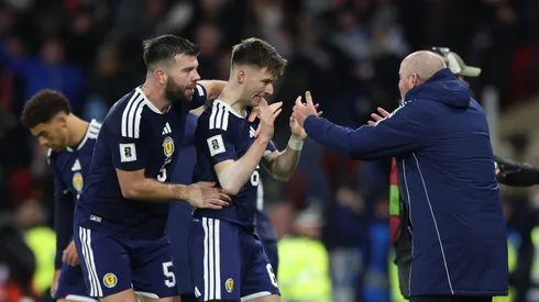Kieran Tierney, da Escócia, comemora com Steve Clarke, técnico da seleção escocesa, após marcar o terceiro gol da equipe na partida das Eliminatórias da Copa do Mundo de 2026 entre Escócia e Dinamarca, disputada em Hampden Park, em 18 de novembro de 2025, em Glasgow, Escócia. (Foto: Ian MacNicol/Getty Images)