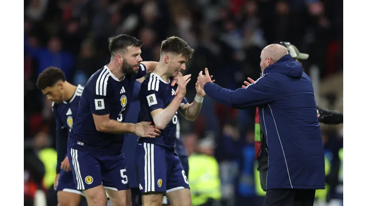 Kieran Tierney, da Escócia, comemora com Steve Clarke, técnico da seleção escocesa, após marcar o terceiro gol da equipe na partida das Eliminatórias da Copa do Mundo de 2026 entre Escócia e Dinamarca, disputada em Hampden Park, em 18 de novembro de 2025, em Glasgow, Escócia. (Foto: Ian MacNicol/Getty Images)