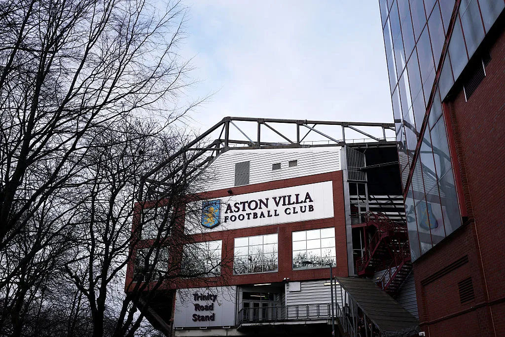 Vista geral do exterior do estádio antes da partida da Premier League entre Aston Villa e Arsenal no Villa Park, em 6 de dezembro de 2025, em Birmingham, Inglaterra. (Foto de Alex Pantling/Getty Images)