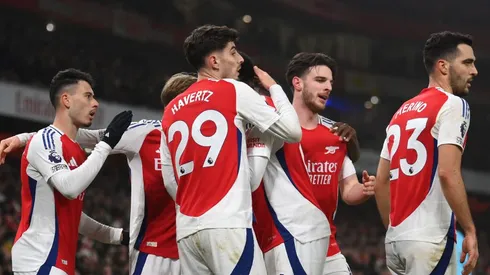 Jogadores do Arsenal, em campo. Time joga neste sábado (06) e é lider da Premier League (Foto: Mike Hewitt/Getty Images)
