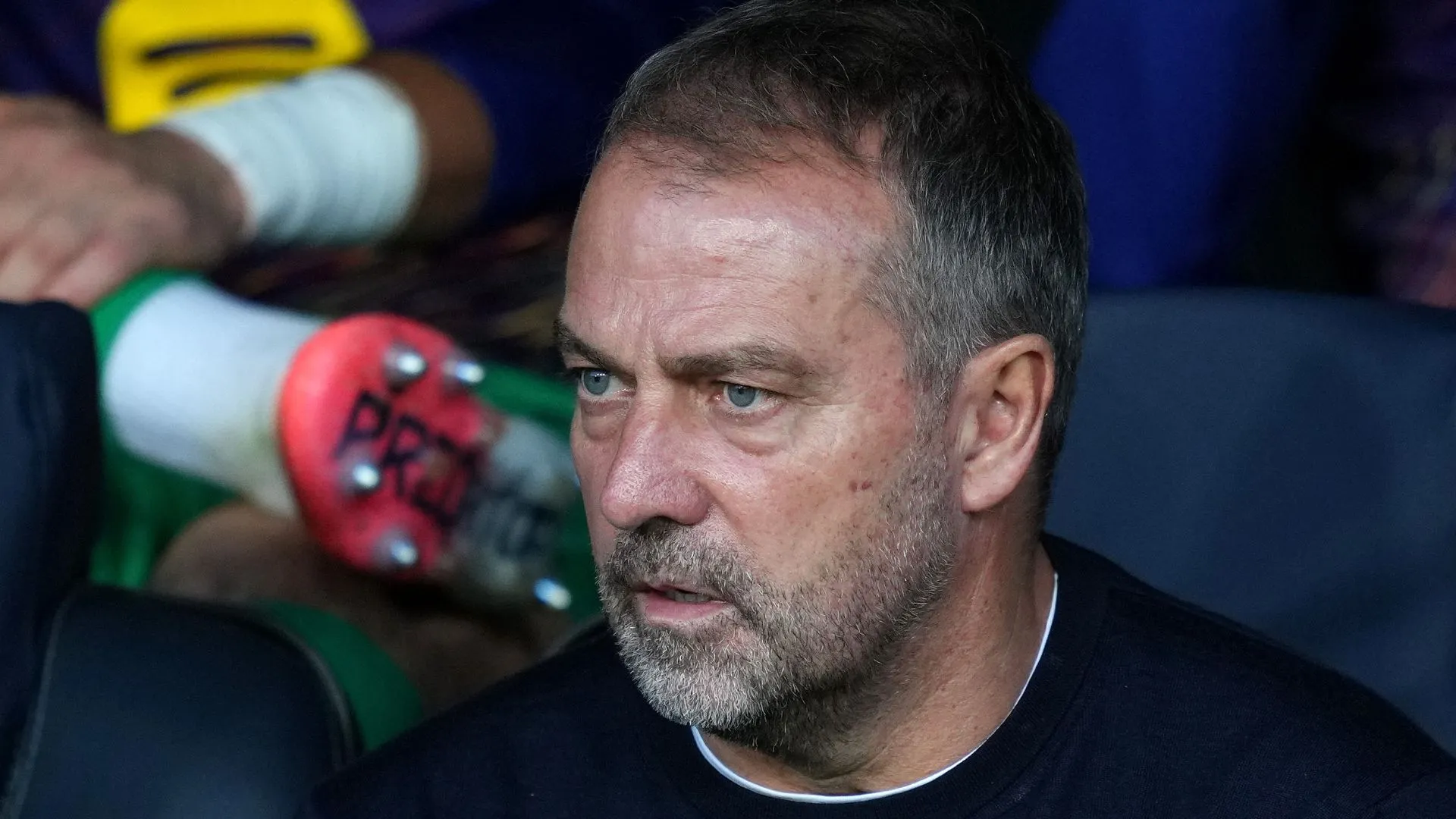 O técnico do Barcelona, Hansi Flick, tem elenco reforçado para o jogo de La Liga (foto: Alex Caparros/Getty Images)