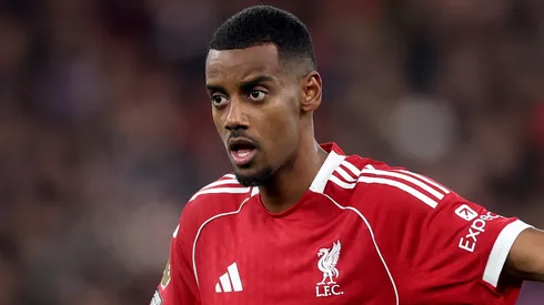 Isak em campo com o Liverpool (Foto: Carl Recine/Getty Images)