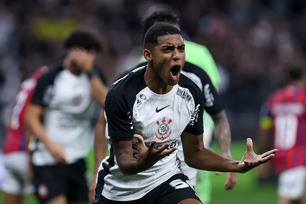 Gui Negão, do Corinthians, comemora após marcar o primeiro gol da equipe durante a partida do Brasileirão 2025 entre Corinthians e Bahia, na Arena Neo Química, em 16 de agosto de 2025, em São Paulo, Brasil. (Foto de Ricardo Moreira/Getty Images)