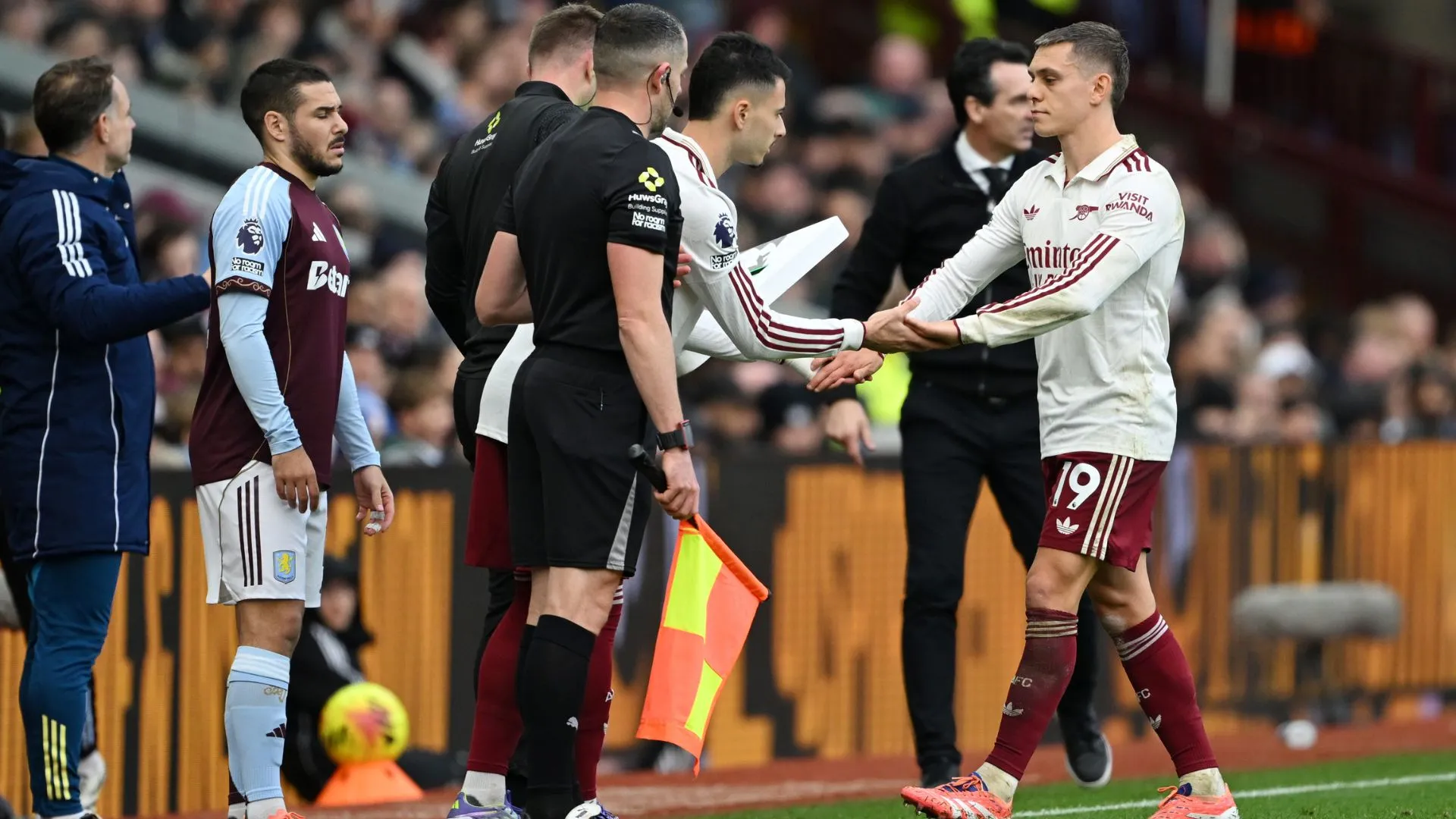 Gabriel Martinelli substituiu Trossard (foto: Shaun Botterill/Getty Images)