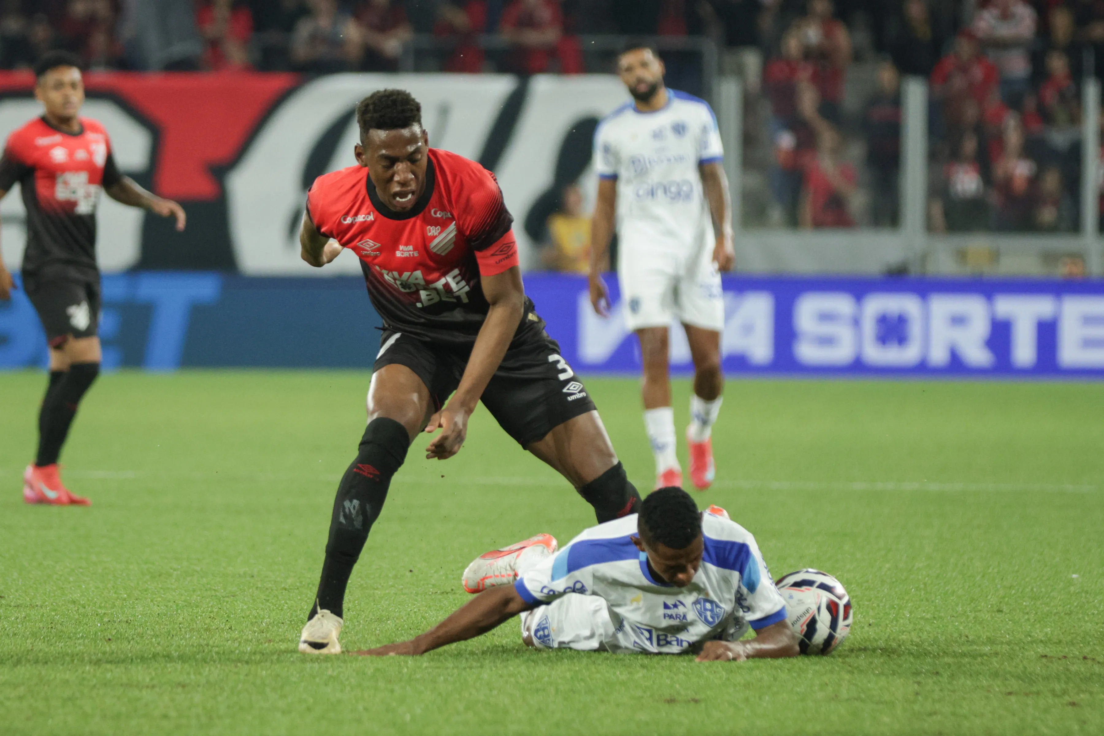 Léo Pelé em ação pelo Athletico Paranaense. Foto: Robson Mafra/AGIF