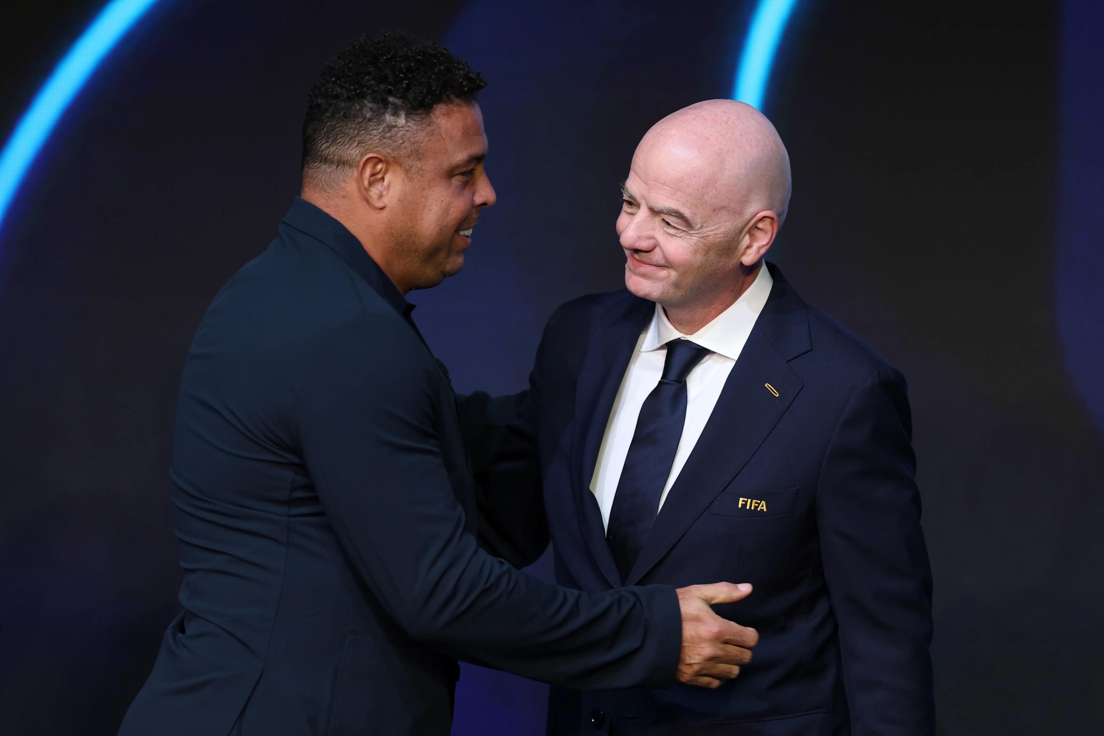Ronaldo com o presidente da FIFA durante cerimônia da Copa do Mundo. Foto: Dan Mullan/Getty Images