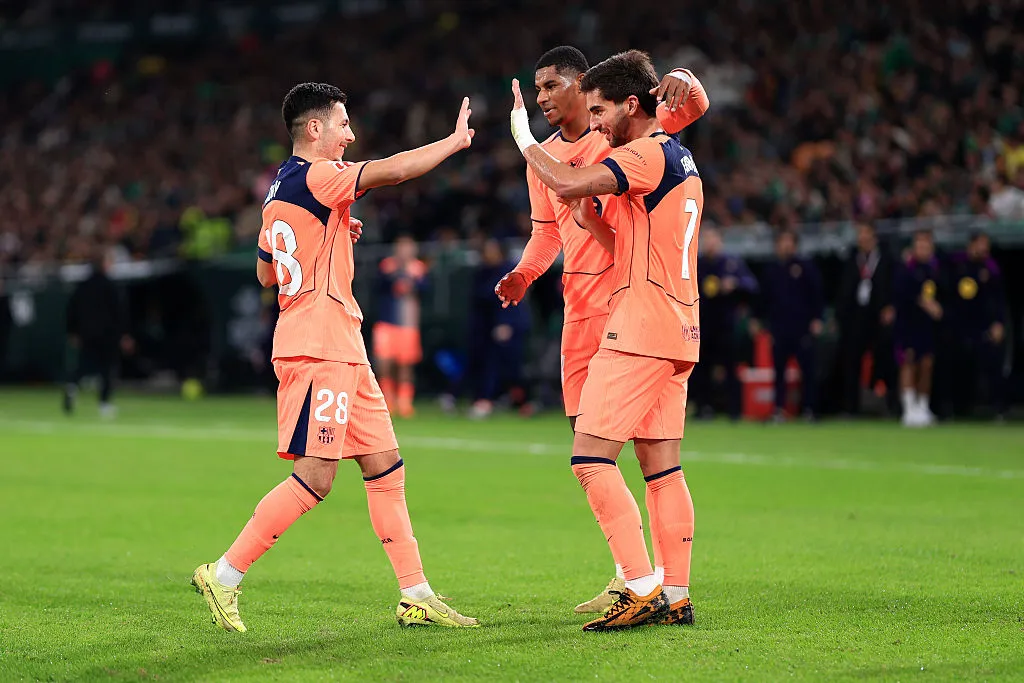 Bernal segue no Barcelona, mas Bardghji e Araújo podem deixar o clube em janeiro (Photo by Fran Santiago/Getty Images)