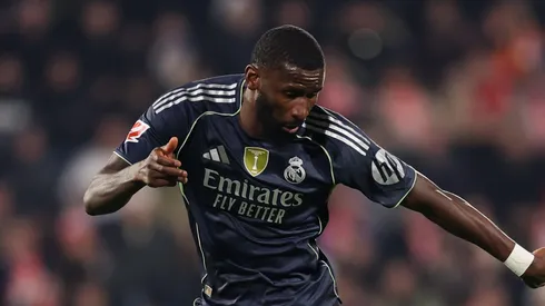 Chelsea avalia movimento por Antonio Rüdiger, zagueiro do Real Madrid, em potencial retorno a custo zero. (Foto: Judit Cartiel/Getty Images)