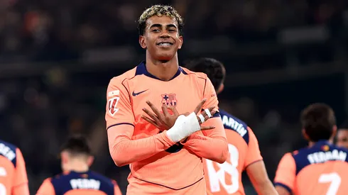 Lamine Yamal muda de posição no Barcelona e marca gol 'ala Neymar'. (Foto: Fran Santiago/Getty Images)
