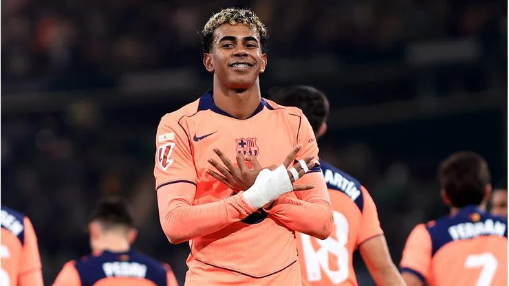 Lamine Yamal muda de posição no Barcelona e marca gol 'ala Neymar'. (Foto: Fran Santiago/Getty Images)