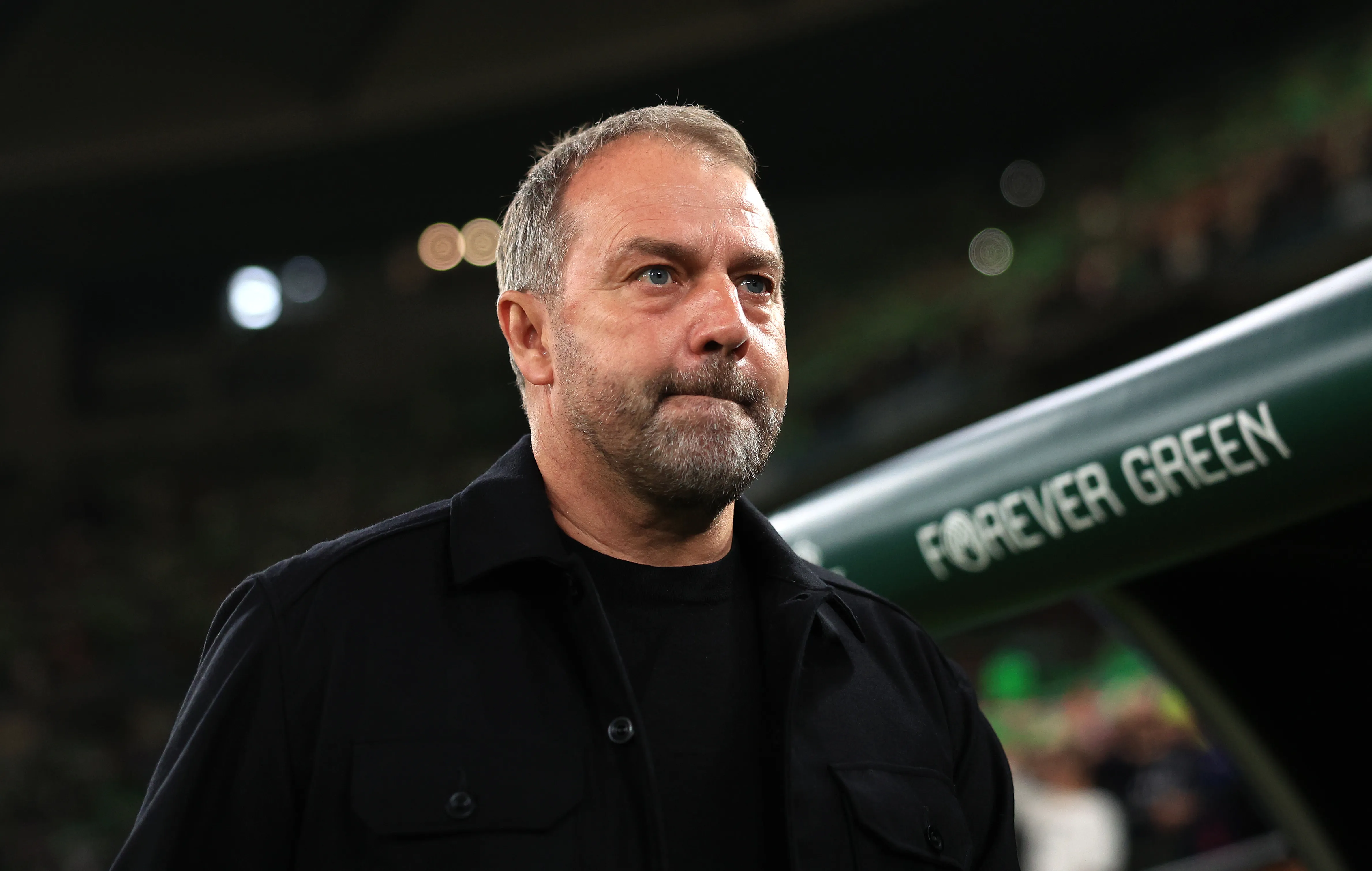 Hansi Flick, técnico do FC Barcelona, observa o campo antes da partida da LaLiga EA Sports entre Real Betis Balompié e FC Barcelona, no Estádio La Cartuja, em 6 de dezembro de 2025, em Sevilha, Espanha. (Foto: Fran Santiago/Getty Images)