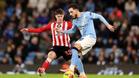 Guardiola sugere a Cherki que se inspire em Messi após assistência de rabona. (Foto: Kate McShane/Getty Images)