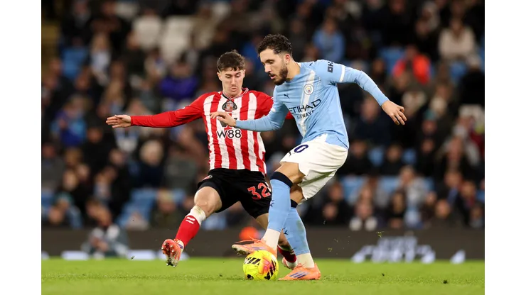 Guardiola sugere a Cherki que se inspire em Messi após assistência de rabona. (Foto: Kate McShane/Getty Images)